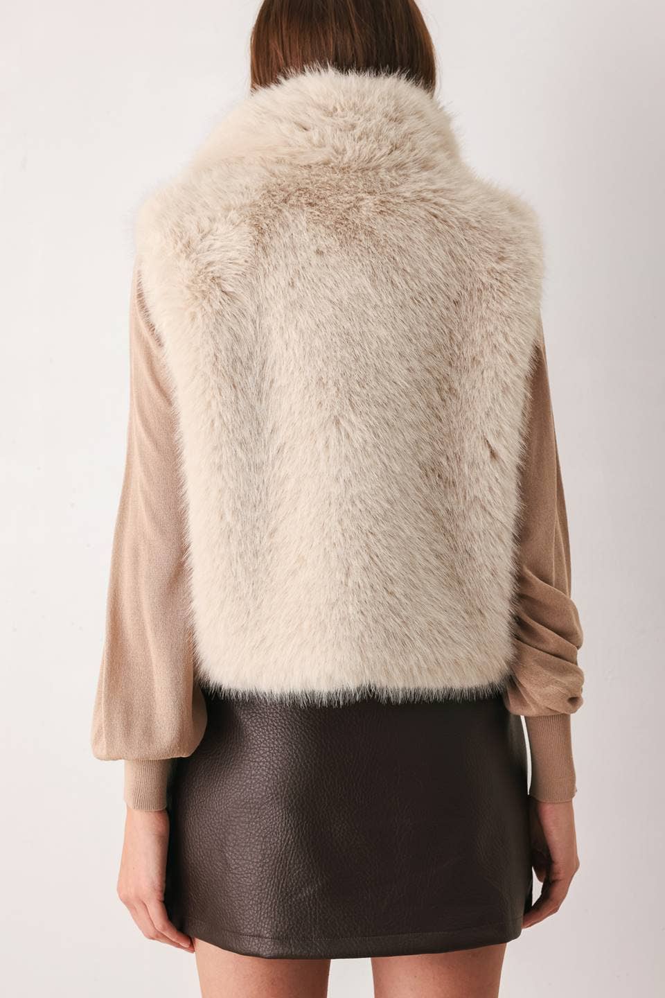 A faux fur sleeveless vest - FJ1522 ECRU