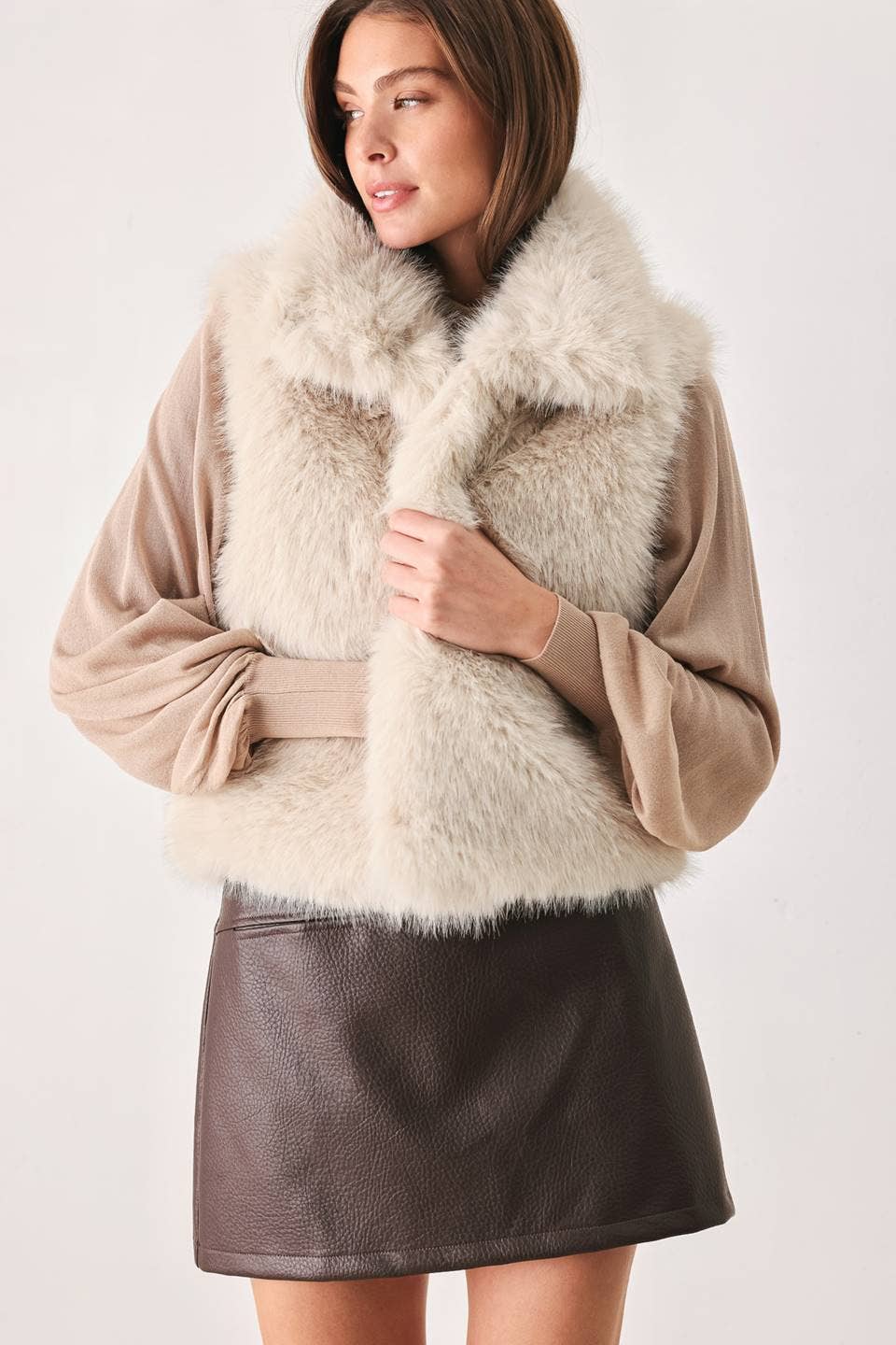 A faux fur sleeveless vest - FJ1522 ECRU