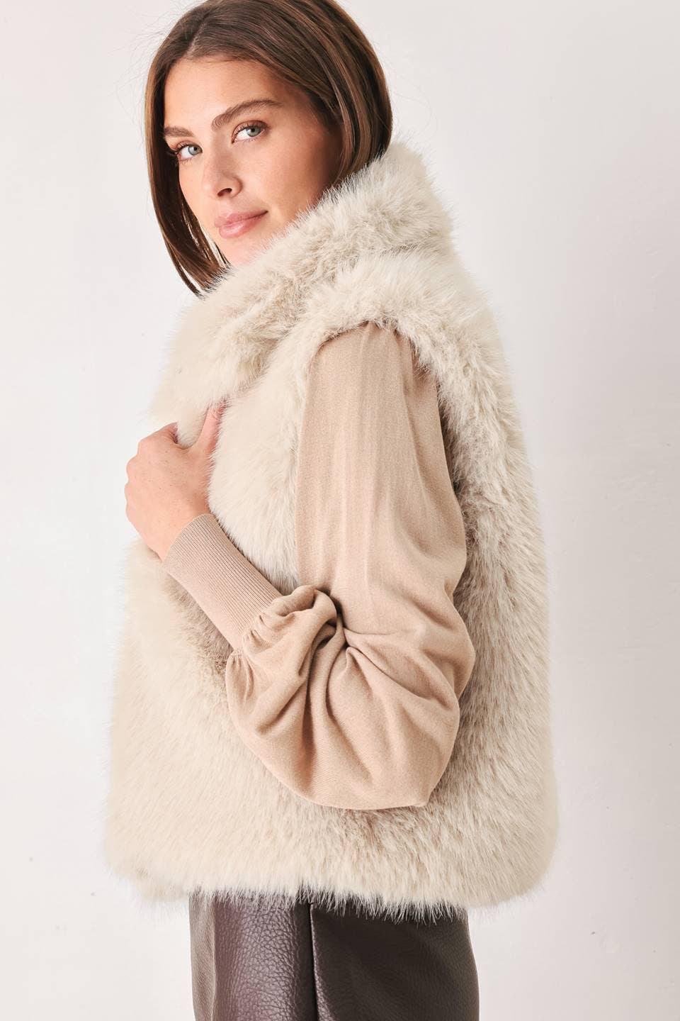 A faux fur sleeveless vest - FJ1522 ECRU
