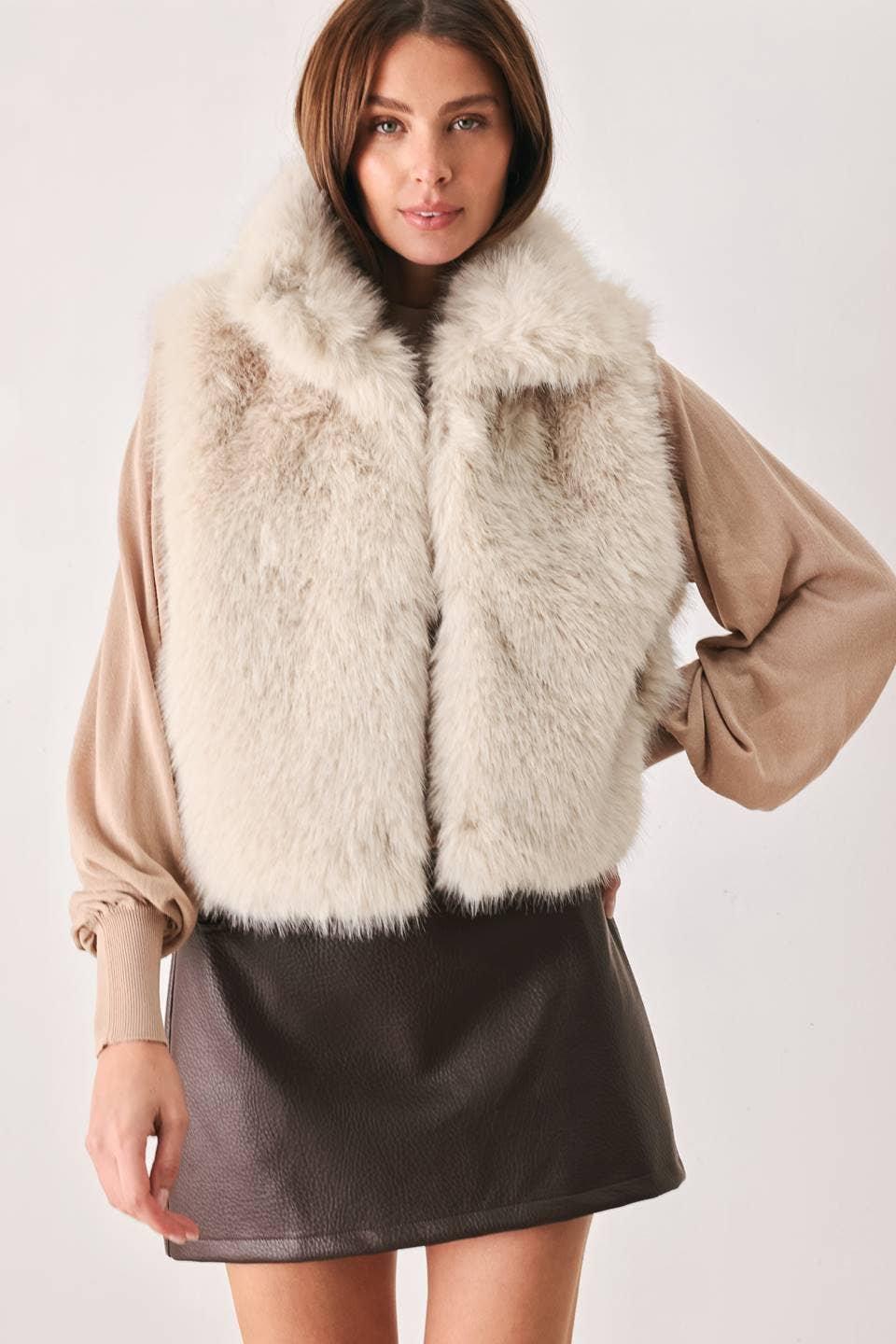 A faux fur sleeveless vest - FJ1522 ECRU
