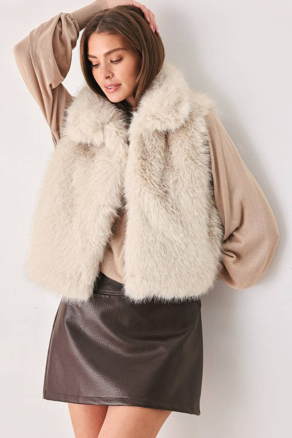 A faux fur sleeveless vest - FJ1522 ECRU