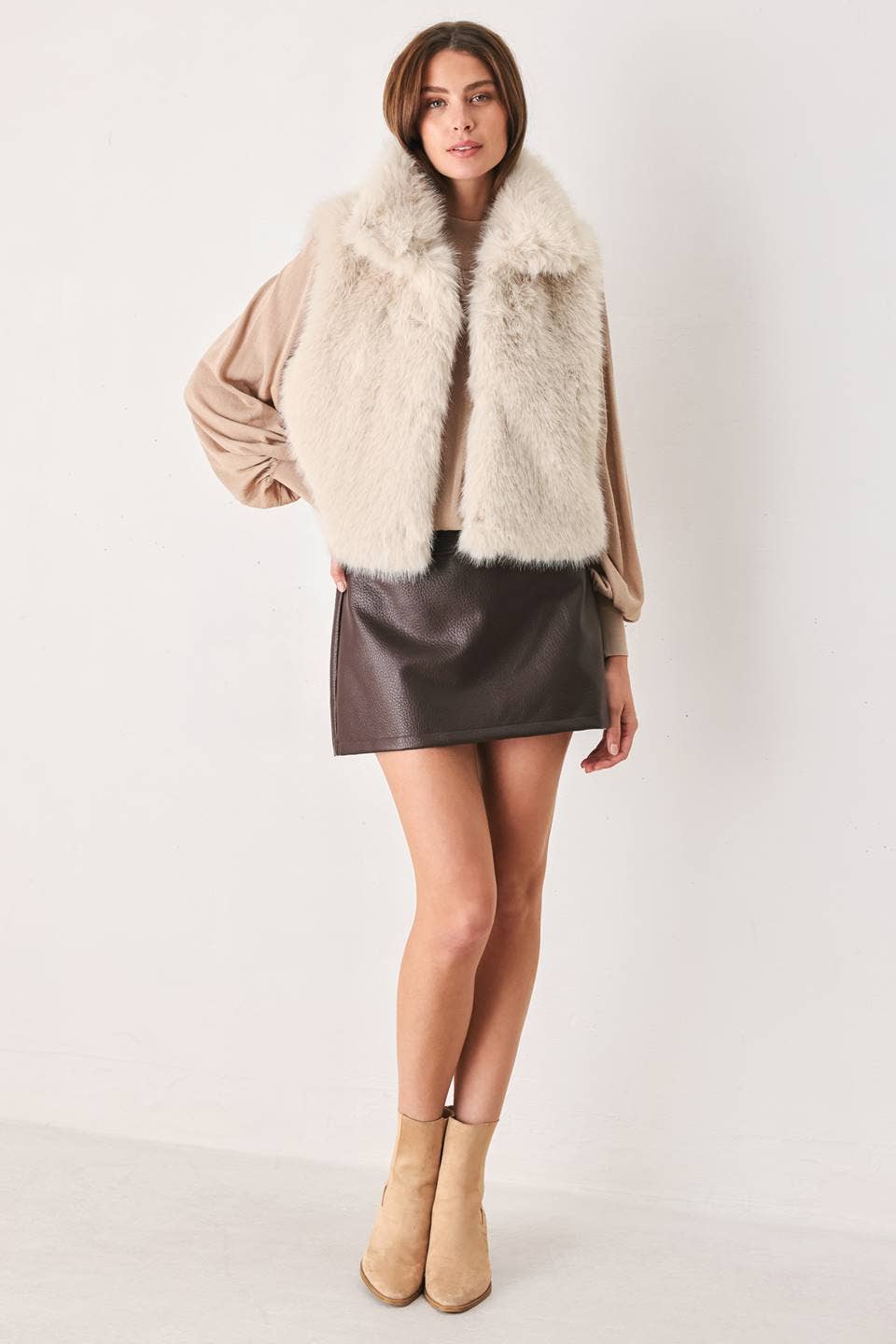 A faux fur sleeveless vest - FJ1522 ECRU